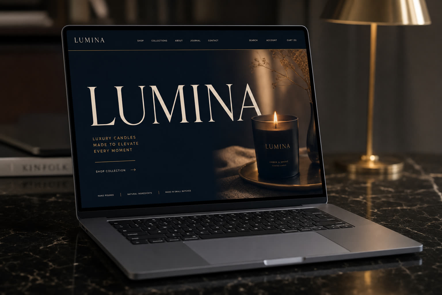 Strona główna sklepu online Lumina na laptopie: granatowe tło, kremowy serif LUMINA, hero ze świecą, układ edytorialny