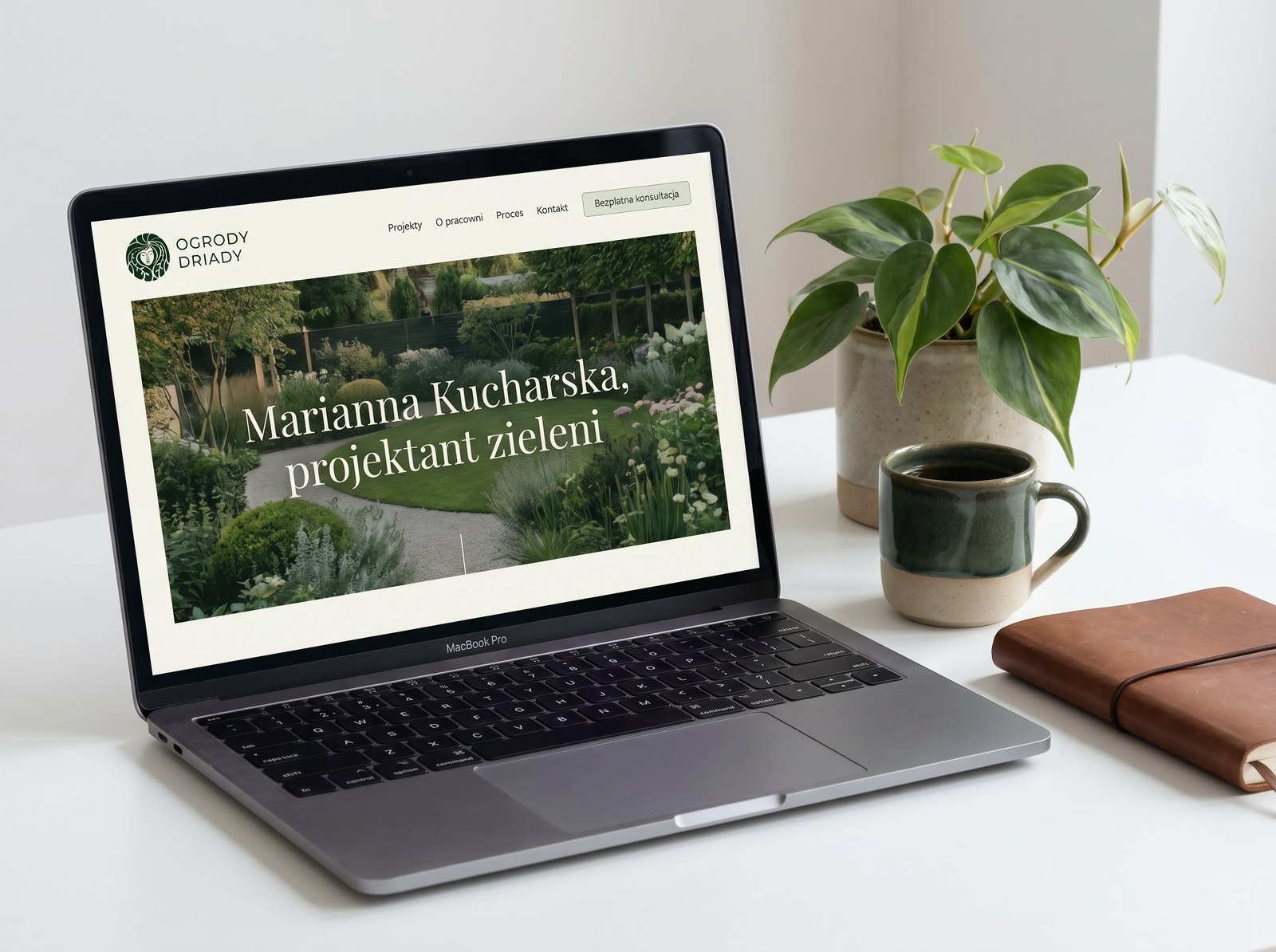 Strona pracowni na laptopie — sekcja portfolio.
